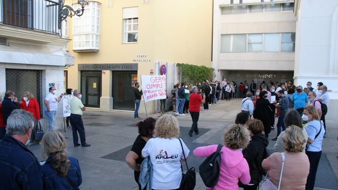 Una de las protestas de colectivos organizadas en la puerta del Ayuntamiento para reclamar el pago de las ayudas municipales.