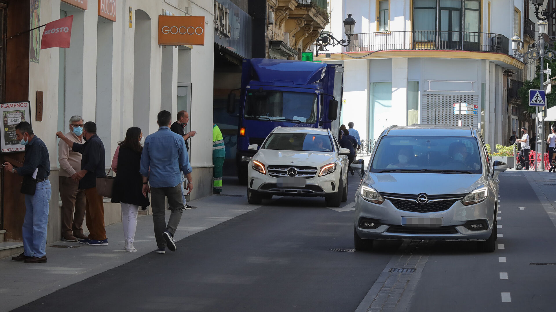 Un coche parado en la acera en calle Santa Mar&iacute;a obliga a otro&nbsp;a ocupar el carril bici