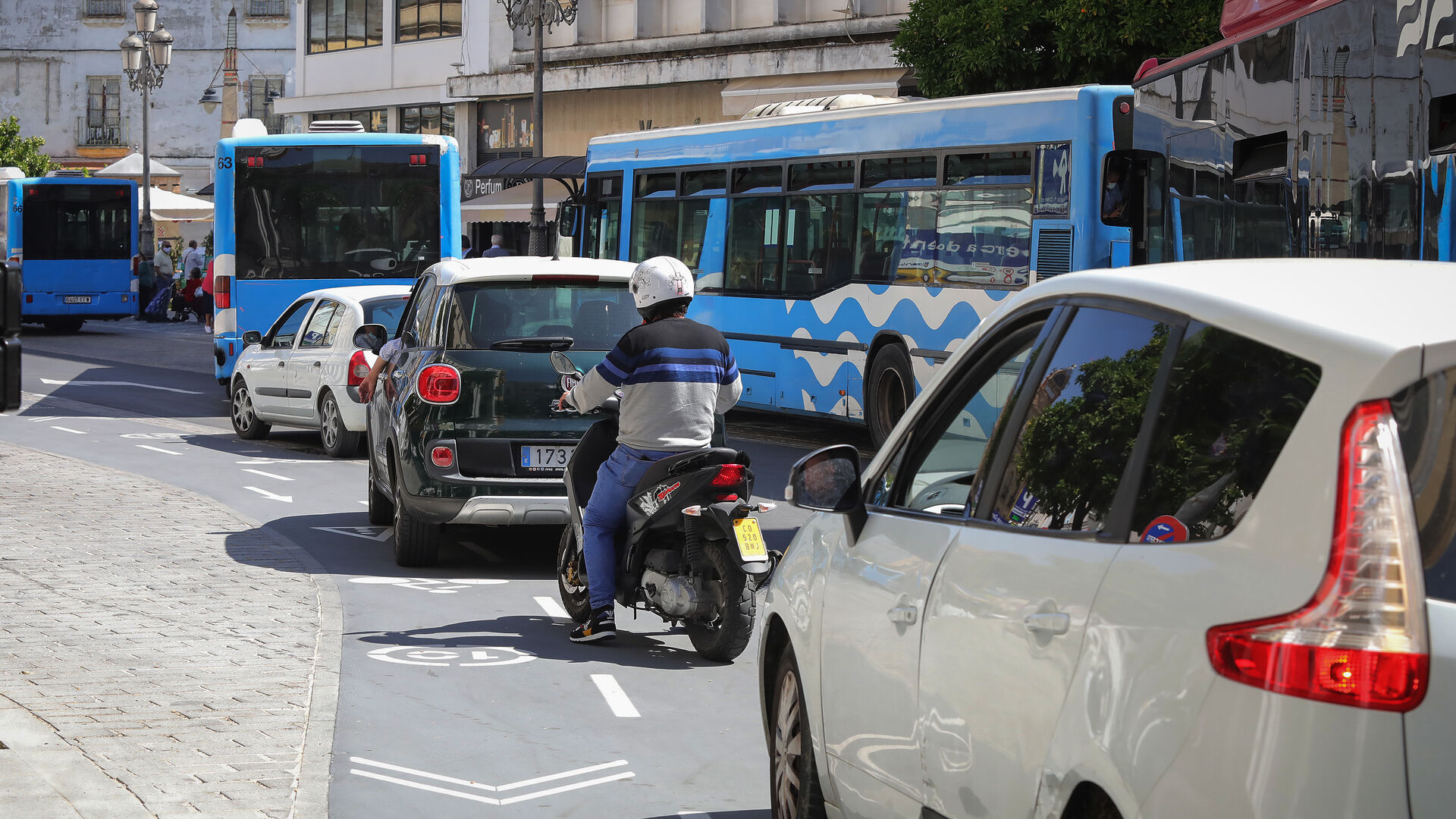 La aglomeraci&oacute;n de autobuses en Esteve provoca que se invada el carril bici