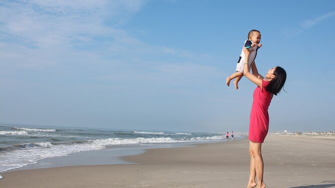 Las mejores protectores solares infantiles para los primeros día de playa