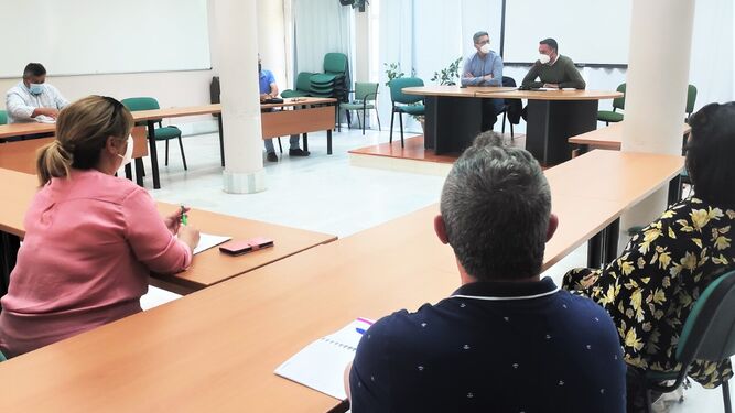 Jesús Alba, en la reunión con los representantes de las barriadas rurales de Jerez.
