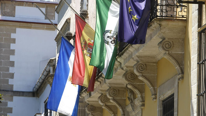 Imagen de archivo del Ayuntamiento de Jerez con las banderas a media asta