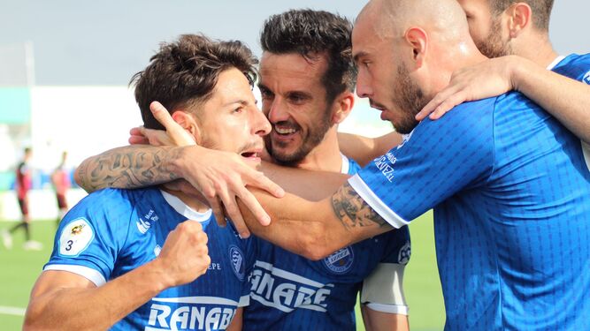Javilillo celebra el segundo gol azulino junto a sus compañeros.