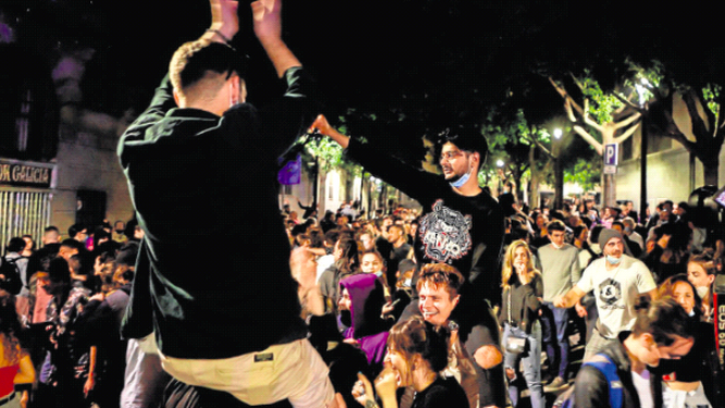 Decenas de jóvenes celebran en la calle sin cumplir las normas anti Covid.