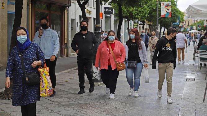 Ciudadanos con mascarillas este lunes por una concurrida calle Larga.