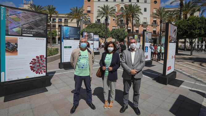 Juan Antonio Cabello, Carmen Sotelino y Miguel Andréu, hoy en la inauguración de la IX Feria de la Ciencia en la Calle en la plaza del Arenal.