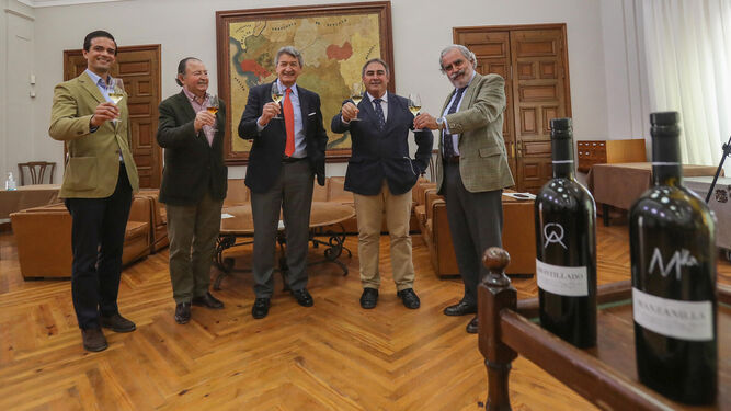 Responsables de Fedejerez, Bodegas de Sanlúcar, Cooperativas y Asevi-Asaja brindan con el presidente del Consejo Regulador tras la firma del acuerdo.