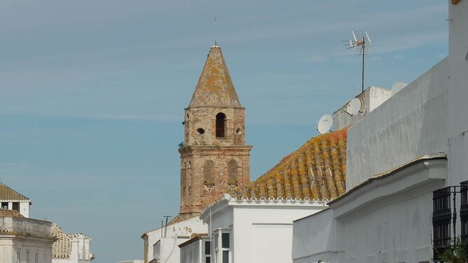 El paso de los años se hace palpable en el estado de conservación de la torre de esta iglesia.