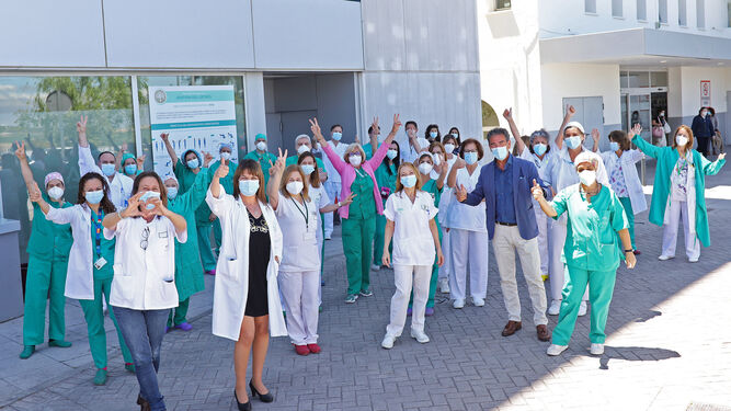 Personal de Enfermería del Hospital de Jerez y el gerente del área sanitaria, Miguel Ángel Ortiz de Valdivieso, celebran el Día Internacional de las Enfermeras, este miércoles.