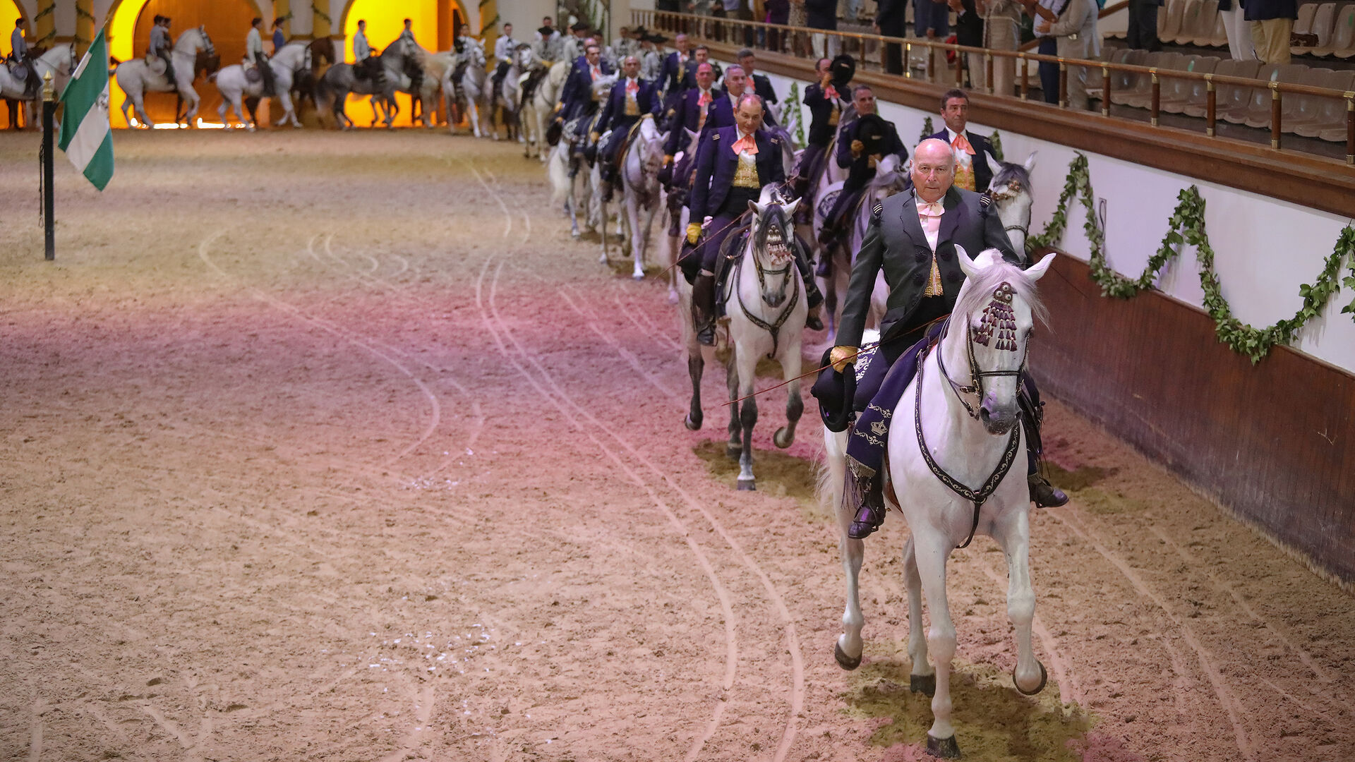 &Aacute;lvaro Domecq encabeza el desfile de jinetes y caballos de pura raza espa&ntilde;ola.