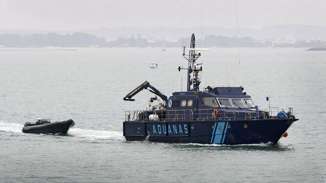 Una patrullera de Vigilancia Aduanera remolca una embarcación.