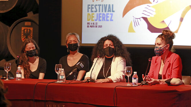 Melchora Ortega, en el centro, escoltada por Elena Jiménez, Mai Kikuchi y Pilar Ogalla.