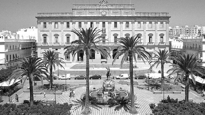 La plaza del Rey, con jardines, parterres y bancos con azulejos, a mediados de los 90.