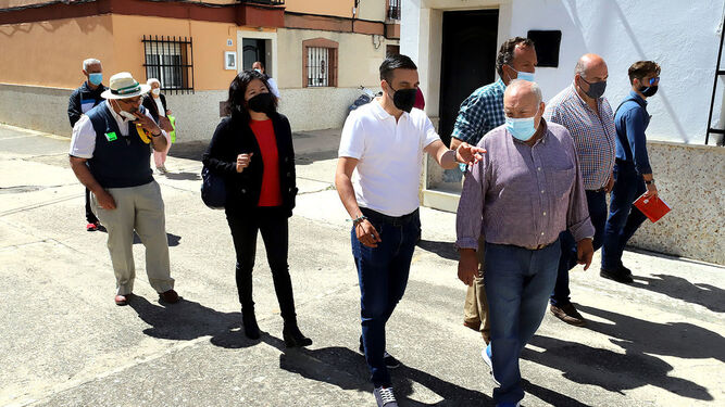 Díaz y Ramos junto a representantes vecinales durante su visita a La Liberación.