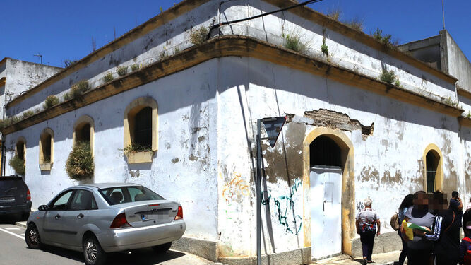 Imagen de la finca de calle Rayón, 1 en estado ruinoso.
