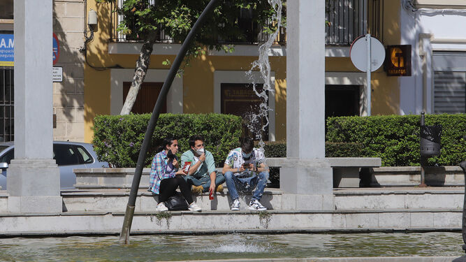 Tres jóvenes descansan en la plaza del Mamelón, días atrás.