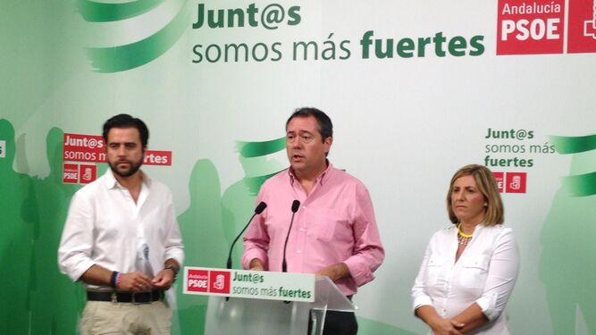 Imagen de archivo de Irene García, Juan Espadas y Fran González junos en una rueda de prensa en Cádiz.