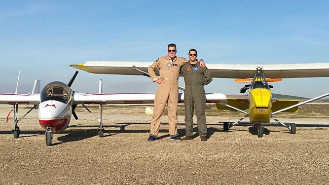 Los pilotos con sus aviones en el aeródromo de Lebrija.