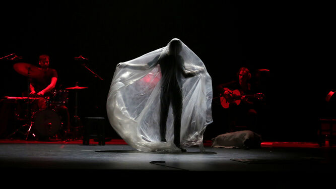 Andrés Marín baila dentro de un plástico en un momento de ‘Carta Blanca’.