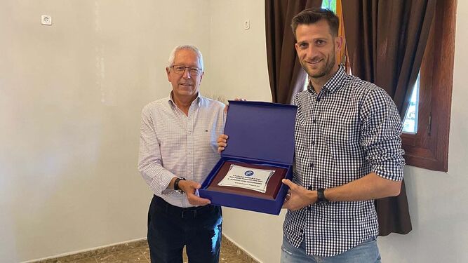 Máyor recibe el  II Trofeo Juan Bellido de manos de Rafael Coca, presidente azulino.