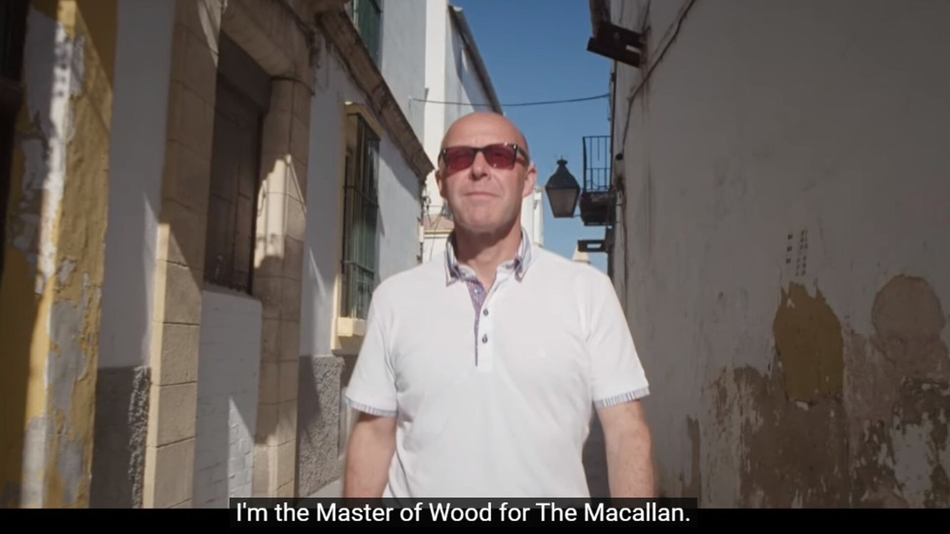 Stuart McPherson, Master of Wood de The Macallan, por las calles del centro.