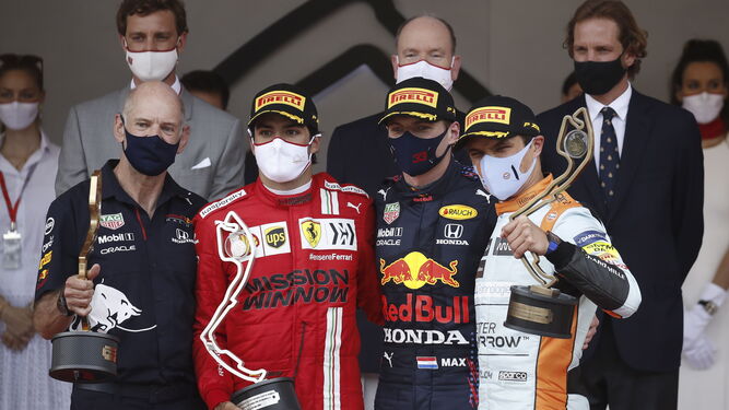 El podio del Gran Premio de Mónaco, con Max Verstappen, Carlos Sainz y Lando Norris.
