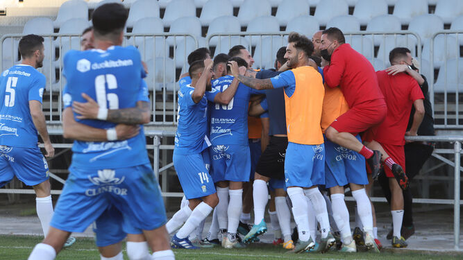 Los azulinos celebran uno de sus goles al Salerm Puente Genil en la última cita de La Juventud.
