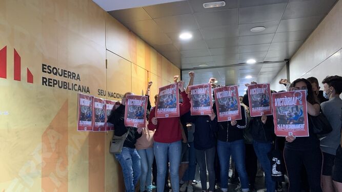 Los activistas ocupando la sede de ERC en Barcelona