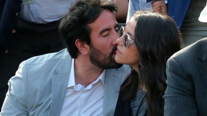 Xavier Cima besa a su mujer, Inés Arrimadas.