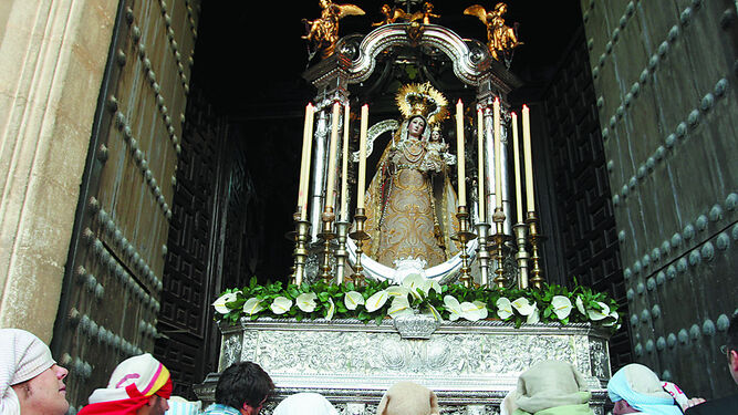 Salida de la Virgen del Rosario de los montañeses desde Santo Domingo.