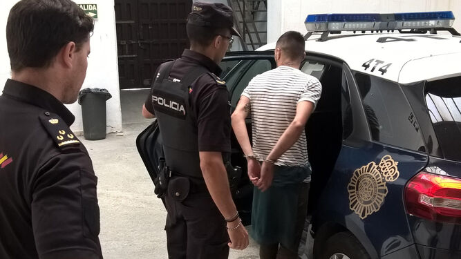 Agentes de la Policía Nacional realizan una detención en Jerez.