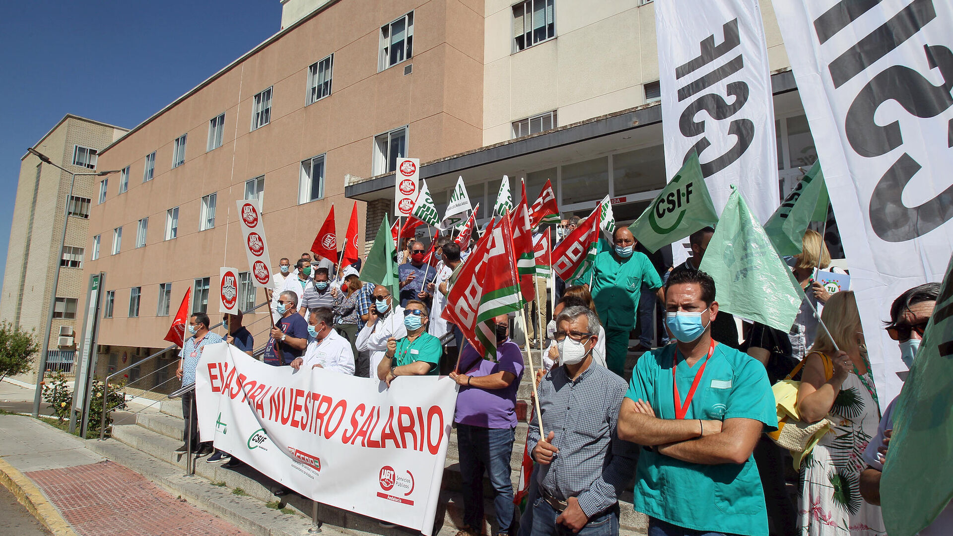 Sanitarios protestan por sus salarios