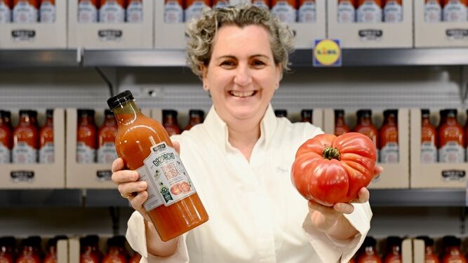 Pepa Muñoz, conocida popularmente como la 'Chef del Tomate' y galardonada con un Sol Repsol, ha elaborado la receta del nuevo gazpacho de Lidl, que ya está disponible en las más de 600 tiendas de la compañía.
