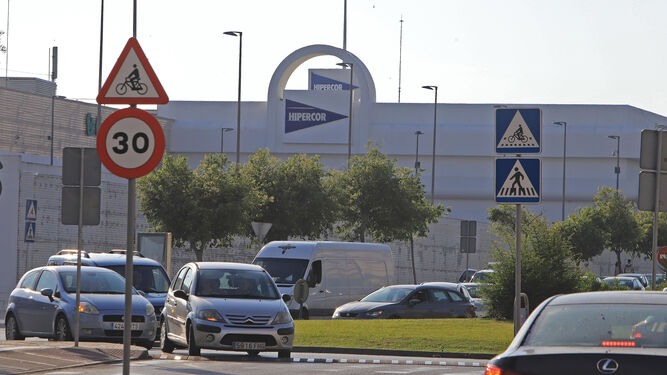 Exterior de El Corte Inglés-Hipercor, el principal centro de la cadena de distribución en Jerez.