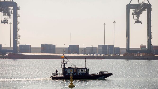 Una lancha de Aduanas cierra el paso al Muelle del Centenario de Port Castelló durante las tareas de búsqueda, este sábado.