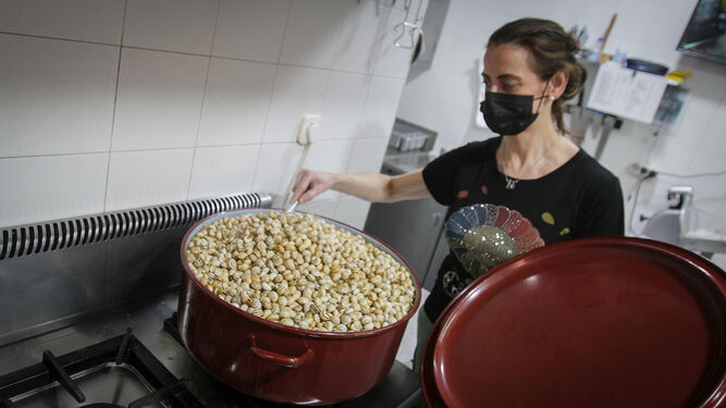 Eva Escalera Soto con una de las muchas ollas de 10 kilos de caracoles que guisa a diario.