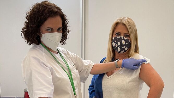 Mamen Sánchez recibe la primera dosis de la vacuna contra el coronavirus
