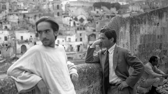 Enrique Irazoqui y Pier Paolo Pasolini en un descanso del rodaje de 'El evangelio según San Mateo'.