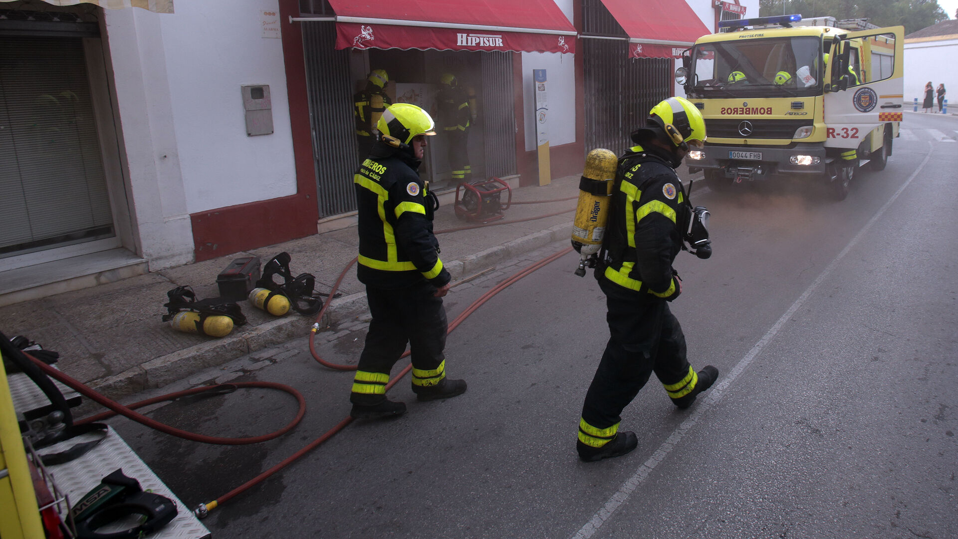 Alarma por el incendio en una ferreter&iacute;a en la calle Nu&ntilde;o de Ca&ntilde;as de Jerez