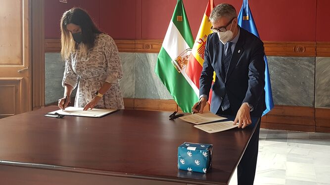 Patricia Cavada y Francisco Piniella firman el protocolo de colaboración en el Ayuntamiento isleño.
