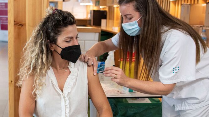 Una mujer se vacuna en Palma de Mallorca.