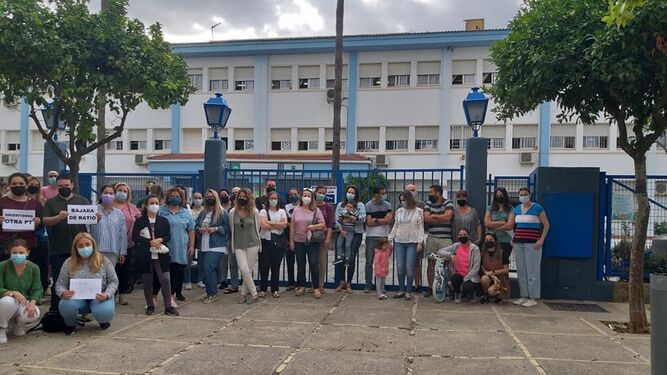 Protesta reciente a las puertas del colegio Ciudad de Jerez por el cierre de líneas y las ratios.