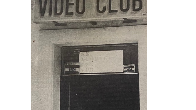 Un vídeo club con el cartel de ‘se alquila’ en el año 1985.