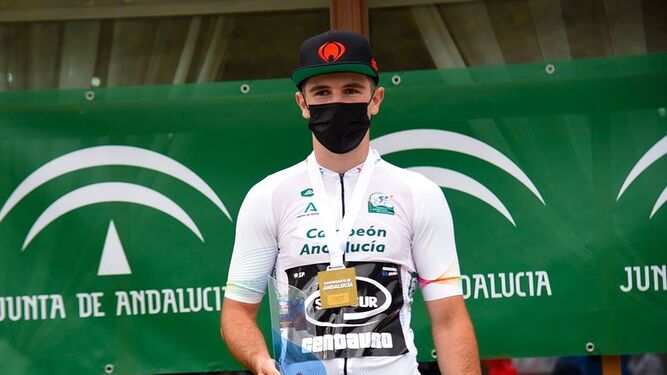 Hugo Franco, en lo más alto del podio con su maillot de campeón andaluz.