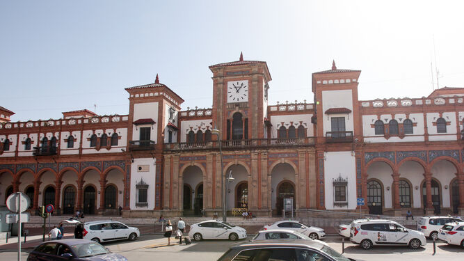 Fachada de la estación de tren de Jerez.