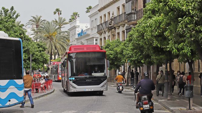 Autobuses urbanos por la calle Larga.