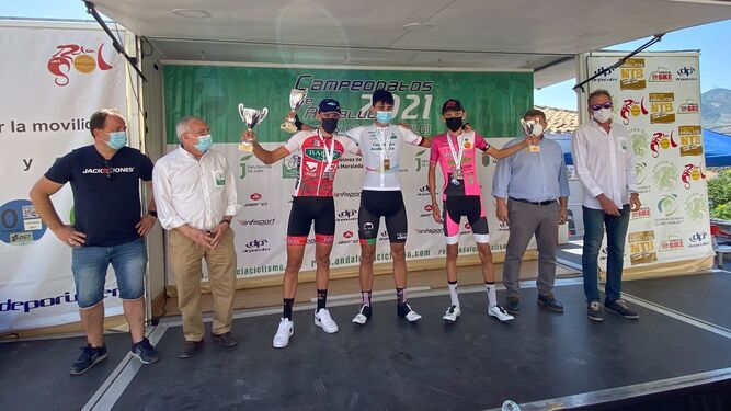 Diego Mancilla, del Indeso Gold Bikes, feliz en el podio con su medalla de bronce.