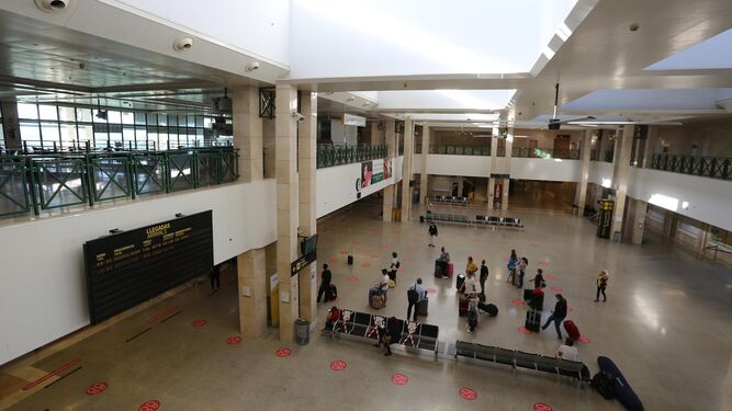 Terminal de salidas del aeropuerto  de Jerez con escasos pasajeros.