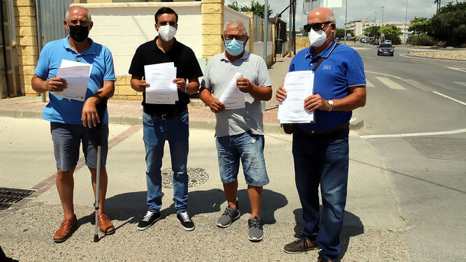 José Antonio Díaz, Manuel Cazorla, José Barriga y Juan Quevedo muestran los documentos entregados a Fomento.