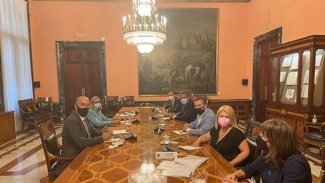 Un instante de la reunión celebrada en el Ministerio de Hacienda.
